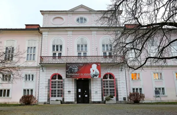 Vlada je s sklepom združila Muzej slovenske osamosvojitve in 
Muzej novejše zgodovine Slovenije (na fotografiji) ter ustanovila 
nov javni zavod Muzej novejše in sodobne zgodovine Slovenije.