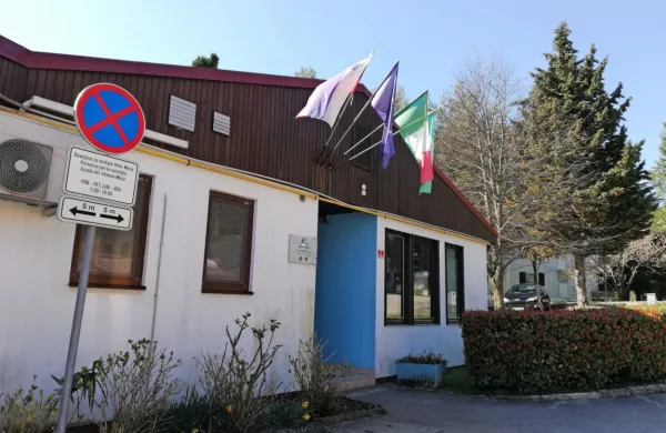 Stara okna, slaba izolacija, pomanjkanje prostora tako za otroke 
kot strokovne delavce - tudi to je vrtec Morje v Luciji. 