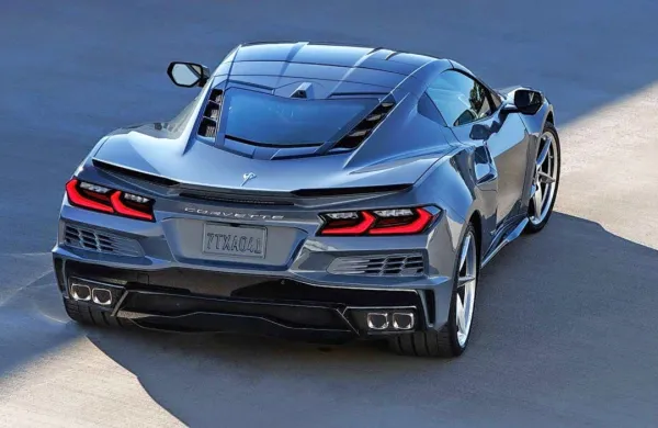 Corvette e-ray gre v prodajne salone konec letošnjega leta, 
osnovni LZ1 bo Američane stal 104 dolarske tisočake, še sedem 
več pa brezstrešna različica.