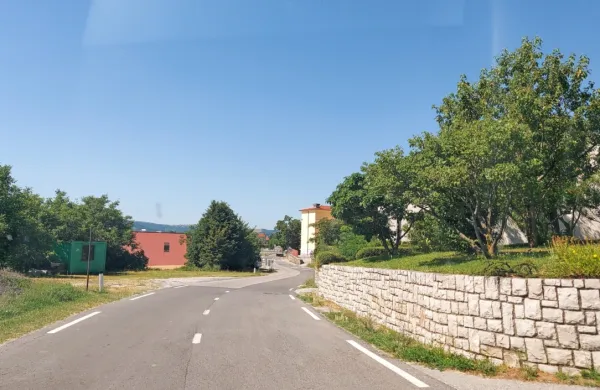 Februarja bodo začeli graditi pločnik