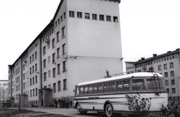 Številni občani hranijo marsikatero staro fotografijo ali razglednico Nove Gorice, ki bi jo lahko uporabili pri nastajajoči 
trojezični aplikaciji. Na fotografiji, ki jo hrani Goriški muzej, je 
Ruski blok.   