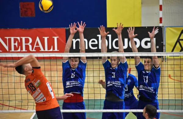  Matej Kök (ACH) je preskočil tudi trojni blok Kanalcev: Janija 
Godniča, Joachima Hesseholta in Marka Maksimovića.