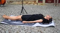 Takole se je Eva Petrič na lanski predstavitvi prve razstave v vesolju v nebo zazrla   s povečane 
reprodukcije Zemljana. 
