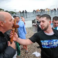 V morje po sveti križ za srečo in zdravje