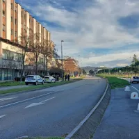Zaradi grožnje z bombo evakuirali ljudi s sodi&scaron;ča