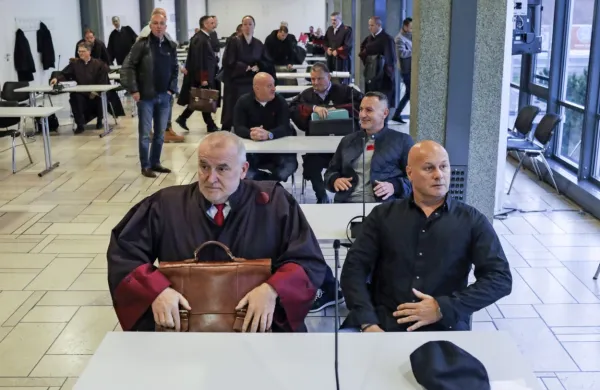 Dragan  Tošić (spredaj desno, ob njem je odvetnik  Janez  Koščak)  je včeraj, na tretjem  sojenju,  skoraj 13 let 
po  aretaciji,  priznal  krivdo.  