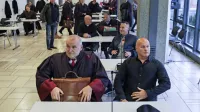 Dragan  Tošić (spredaj desno, ob njem je odvetnik  Janez  Koščak)  je včeraj, na tretjem  sojenju,  skoraj 13 let 
po  aretaciji,  priznal  krivdo.  