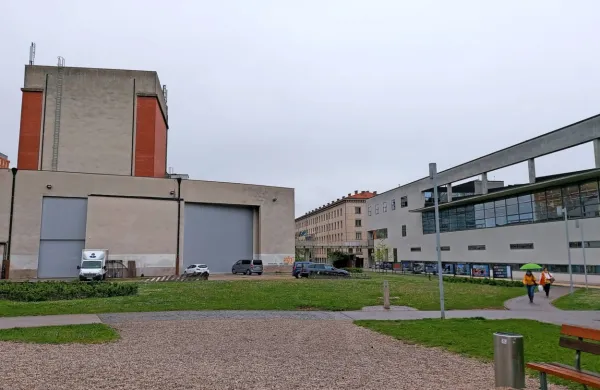 Dva razpisa sta mimo, tudi dodatnega pol milijona pa ni dovolj, da 
bi dobili gradbince za zunanji avditorij. Upajo, da bo ministrstvo 
spet priskočilo na pomoč. 