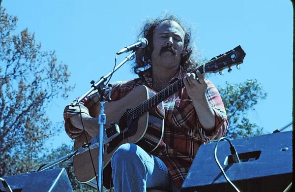 David Crosby, prepoznaven po svojih mrožastih brkih, se je sicer 
desetletja spopadal z odvisnostjo od mamil in številnimi zdravstvenimi težavami, a je na koncu ozdravel. Nov ustvarjalni zagon je 
našel v delu z mlajšimi umetniki, vključno s sinom Jamesom.