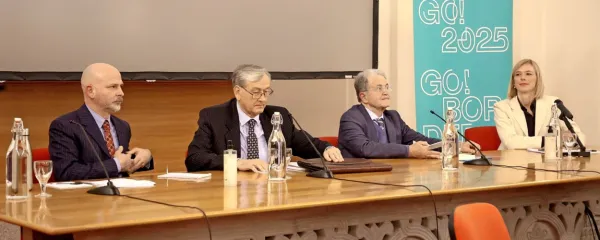 Danilo Türk in Romano Prodi (v sredini z leve) sta na goriškem 
sedežu Univerze v Trstu govorila o pomenu sodelovanja v 
Evropi.