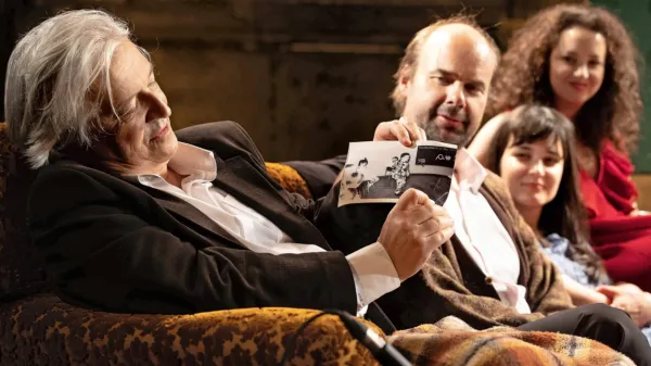 V novogoriško-kranjskih Pravljicah našega otroštva, ki jih je režiral Jernej Lorenci,  igrajo in avtorske 
monologe nizajo (z leve) Iztok Mlakar, Gregor Zorc, Doroteja Nadrah, Urška Taufer in drugi.  