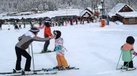 Čeprav je bila na uvodno smučarsko soboto na SKI BOR gneča, so 
se vsi nasmučali ali nadeskali do sitega.