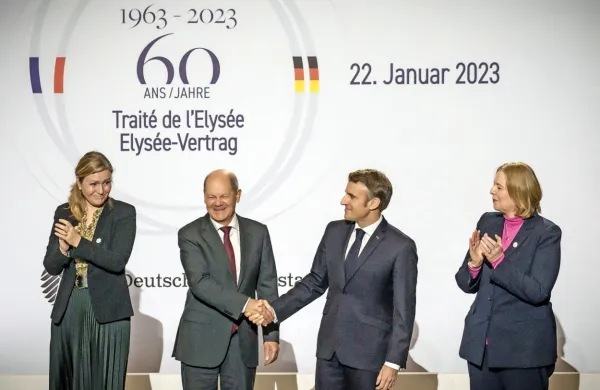 Francoski predsednik Emmanuel Macron (desno) in  nemški kancler Olaf Scholz sta poudarila pomen sodelovanja in vodilne vloge 
obeh držav v EU.