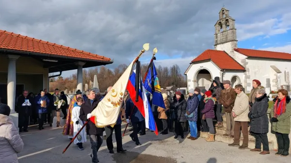 Na čelu pogrebnega sprevoda sta ob slovenski narodni zastavi 
plapolala prapora tako  Društva TIGR Primorske kakor   Kulturno 
prosvetnega društva Miroslav Vilhar Zagorje.