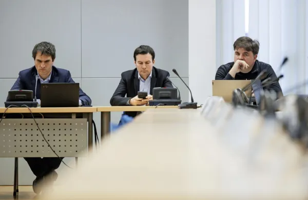 Programski svet Radiotelevizije Slovenija je sklenil, da se postopek razrešitve Andreja Graha Whatmougha (levo), ki je zdaj v. d. 
generalnega direktorja zavoda, v času vložene pobude za razrešitev pa je bil še generalni direktor, ustavi. 