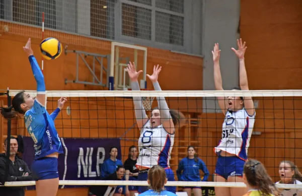 Po dvoboju Novogoričank na obeh straneh mreže se je Polona 
Marušič (Gen-I Volley, levo) veselila zmage, Nika Bavdaž (8) pa le 
svojih 14 točk.
