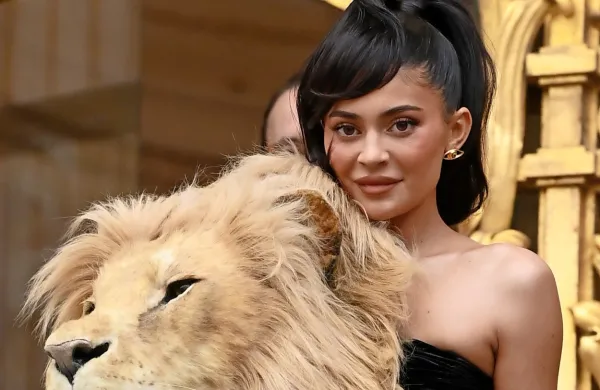 Podoba Kylie Jenner z levjo “broško” je dodobra razburkala 
spletne razprave o tem, kje so meje dobrega okusa.