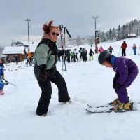 Tekaški center Vojsko, SC Cerkno in SKI Bor so med vikendom 
gostili veliko smučarjev. Na slednjem je bilo potrebno na vlečnico  
čakati v vrsti, a to ni nikogar motilo.