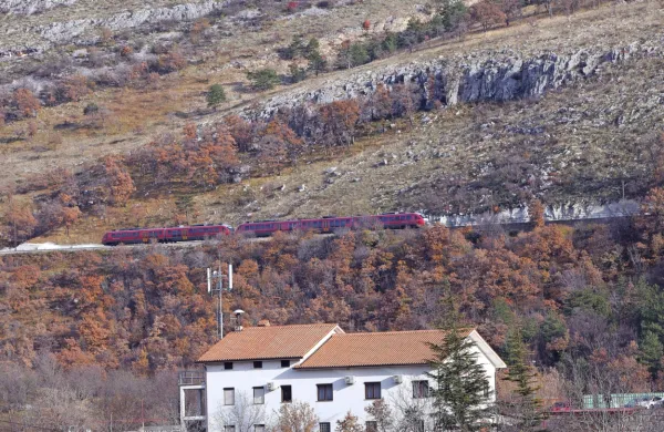 Najustreznejši način zagotovitve dvotirnosti železniške proge 
Divača-Koper je gradnja dodatnega levega tira ob že umeščenem 
drugem tiru ter ukinitev obstoječe proge med Koprom in Prešnico, 
je  sklenila vlada.