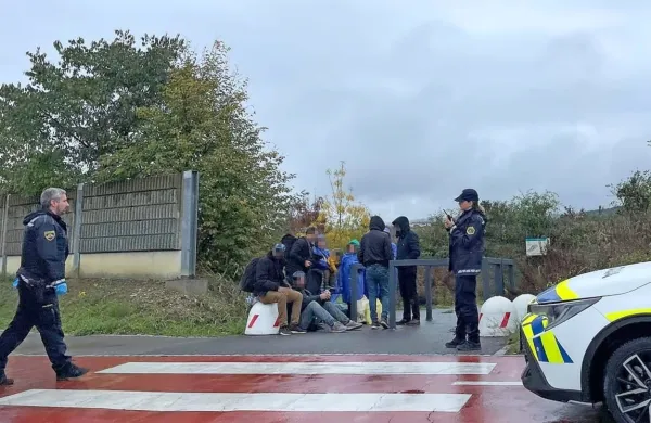 Nezakonite  migrante  so  lani  policisti  ustavili tudi   na  robu  Kopra.  