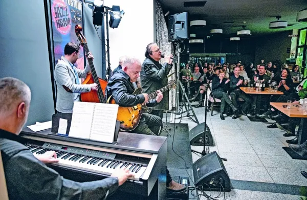 Koncert Ota Pestnerja ob spremljavi zasedbe Jazz Club Gajo 
Quartet je pred dnevi izzvenel v popraznično novoletnem vzdušju 
v nabito polni kavarni hotela Kras. 