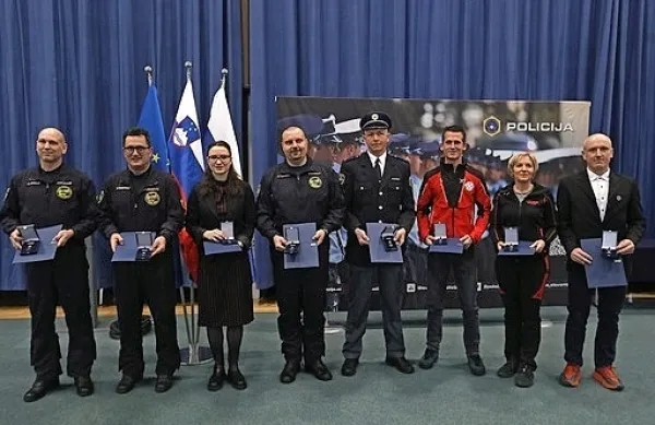 Policist  Darko  Krapež   (peti z  leve) je  bil  v  ekipi,  ki  je  lani poleti pomagala  pohodnikom,  v katere  so  na  Malem Triglavu  udarile  strele.   