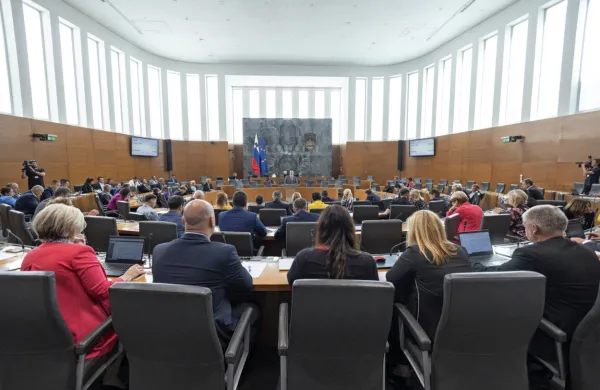 V državnem zboru dan po glasovanju še odmeva presenetljiva 
podpora noveli zakona o finančni upravi.