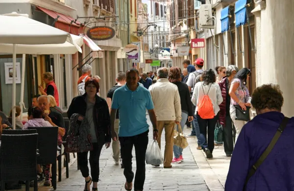 Število prihodov turistov se je lani povečalo za 46,6 odstotka na 
5,9 mio, število prenočitev za 38,5 odstotka na 15,6 mio.
