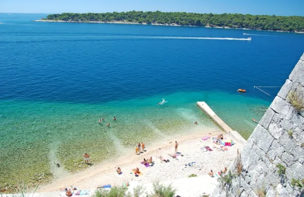 Na Hrvaškem je trenutno 18 ograjenih plaž, kar po njegovih 
besedah omogoča zakon iz leta 2003. Dodal je, da bodo ograje z 
njih umaknili po izteku koncesij.