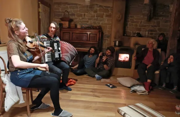 Leta 2019 se je subkulturni Kavč festival ustavil tudi v Hrvojih pri 
Kopru.
