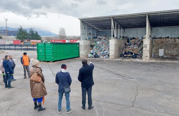  Svetniki naj bi si včeraj popoldne ogledali delovanje zbirnega 
centra, a sta se vabilu župana odzvala samo dva od 16. Jutri se 
bodo odločali, ali je primerno, da zbirni center ostane na MMP.