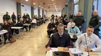 Odvetnik  Branko  Gvozdić  (ob  njem  desno  Klemen  Kadivec)  je  
predlagal  izločitev  sodnika  Tomaža  Bromšeta,  a  je  ta  njegov  
predlog  zavrgel.  
