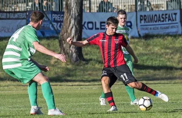 Fotografija za spomin: Amel Džuzdanović (desno) je  nogometne 
zelenice (nazadnje je bil član Primorja) zamenjal za futsalski 
parket pri ajdovskem Kixu.