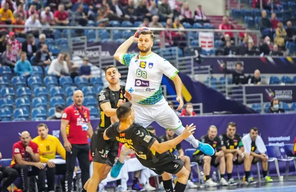 Aleksa Vlaha (z žogo) so tekmečeve obrambe na svetovnem 
prvenstvu le stežka zaustavljale. 