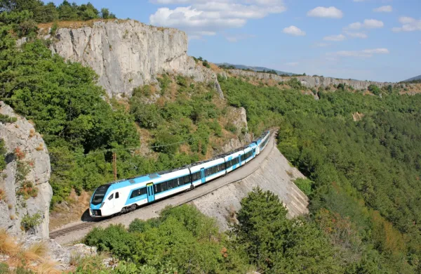 Ko bodo v prihodnje odstranili železniške tire, bodo  progo pod Kraškim robom  zasedli sprehajalci in kolesarji. 