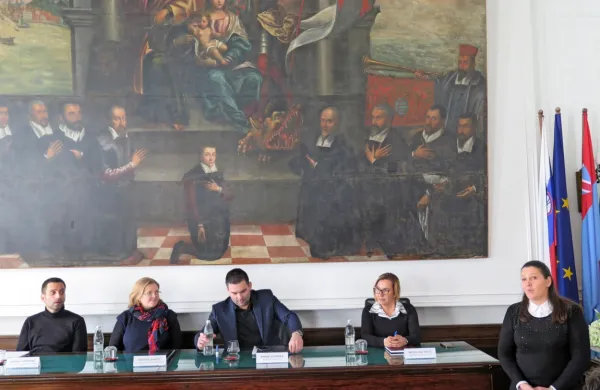 Finančni načrt gradnje otroškega vrtca in garažne hiše v Luciji, ki 
ga je pripravilo prejšnje vodstvo občine Piran, ni uresničljiv.