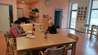  Hiša Dobre volje v Desklah je prostorna in  sodobno opremljena, a 
žal je v njej premalo starostnikov, da bi lahko pozitivno poslovala.   