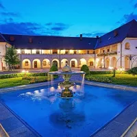 Graščina Rotenturn se nahaja na samem robu mestnega jedra. V 
graščini je sedež uprave mestne občine in županstvo. 