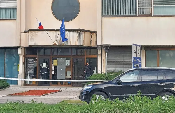 Koprsko sodišče je bilo danes bolj zavarovano kot običajno. 