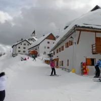 Smučanje na Višarjah dopolnjuje atraktivna ponudba romarske  
gostinske vasice.