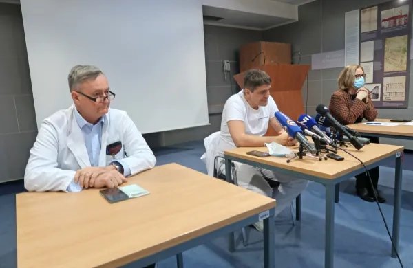 Novinarska konferenca celjske bolnisnice, na kateri so predstavili 
podrobnosti sredinega napada razburjenega bolnika na zdravstvena delavca.