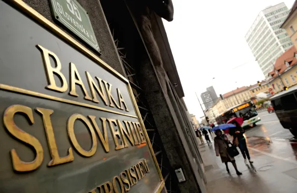 Vrstijo se pozivi, da naj Banka Slovenije zrahlja omejitve za 
kreditiranje prebivalstva.