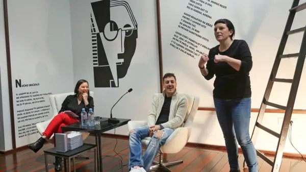 Svojo Stekleno glavo je Žan Papič v sredo premierno predstavil  v domači Sežani. V Kosovelovi spominski sobi  sta se mu  pridružili 
urednica knjige Mateja Kralj in spraševalka Helena Č. Gerželj. 