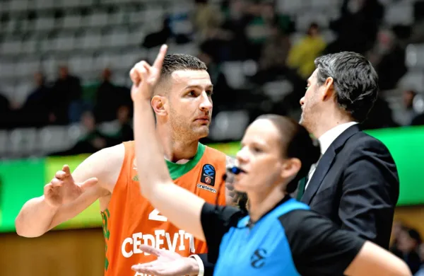 Eden nosilcev igre Cedevite Olimpije Alen Omić (levo) in trener 
Jurica Golemac.