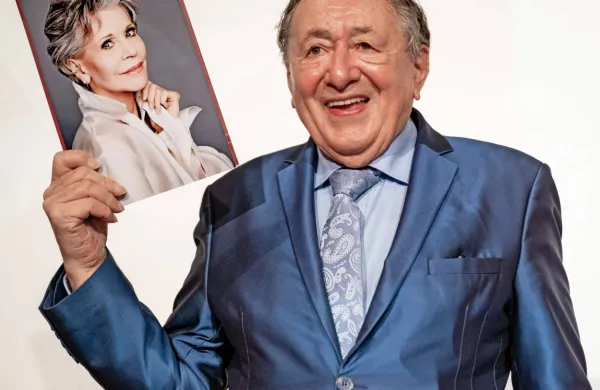 Dunajski podjetnik Richard Lugner je obelodanil, da ga bo na 
letošnjem opernem plesu spremljala Jane Fonda.