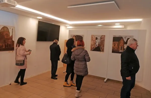 S slikami se nemški umetnik spominja v kristalni noči uničenih, 
izropanih in razdejanih sinagog. 