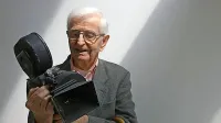 Stevan Labudović s svojo filmsko kamero, s katero se je, med 
drugim, s Titom podal tudi na t.i. Pot miru z ladjo Galeb.