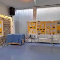 Dijaki so v šolski avli pripravili razstavo o holokavstu.