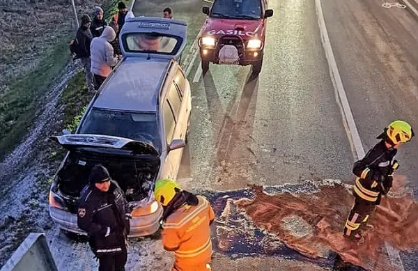 Pogasili avto in očistili cesto