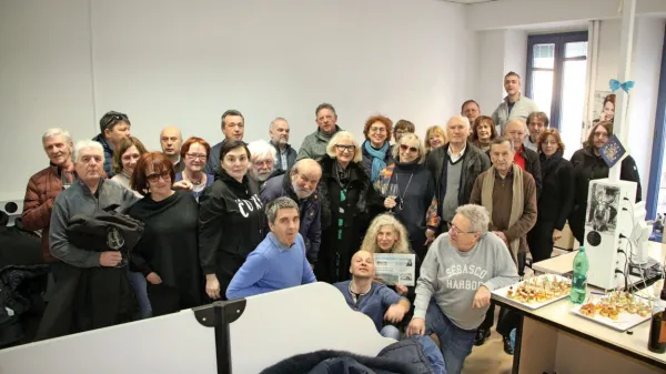 V zdaj že prazni palači Tarsia se nam je v petek pridružilo veliko 
nekdanjih sodelavk in sodelavcev najrazličnejših generacij.